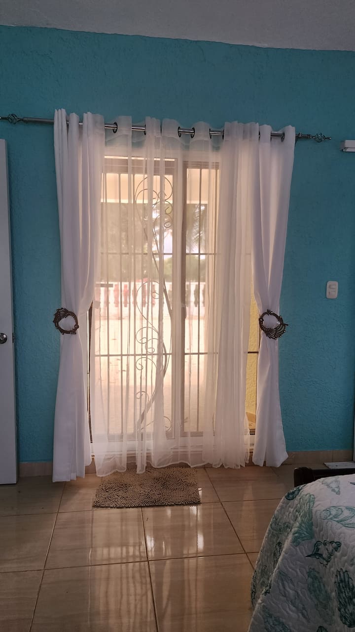 يؤدي هذا الباب المنزلق إلى الشرفة الخارجية.