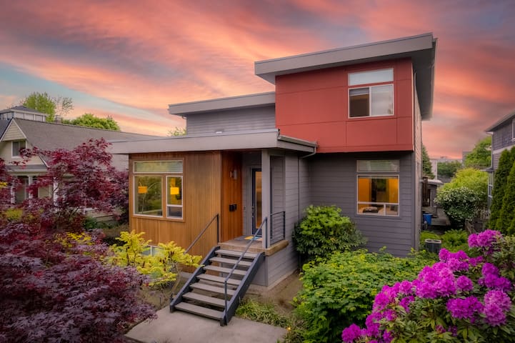 $2m Luxury Green Lake Home ~Walk 2 Lake~A/C~Garage