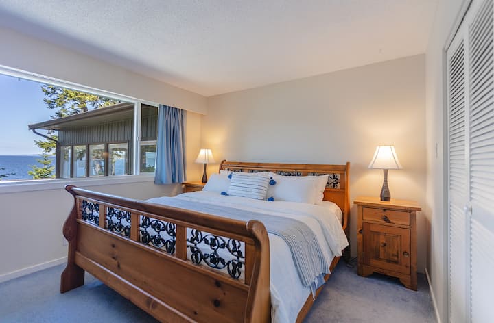 Glavna spavaća soba s bračnim krevetom i pogledom na ocean