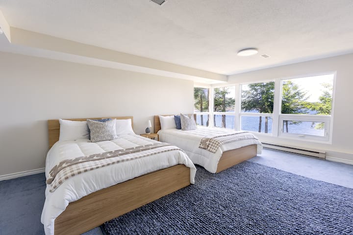 2 bračna kreveta (1,6x2) na donjem katu kuće
Soba ima pogled na more