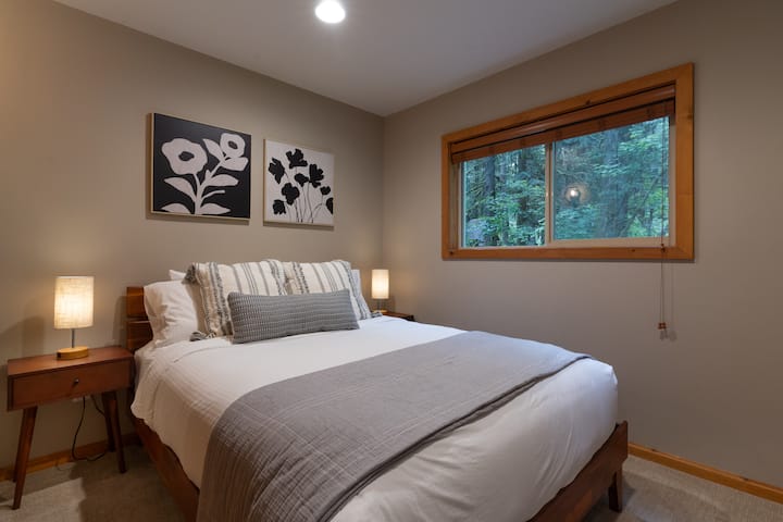 Удобен брачен кревет (широк 150-179 см) на првиот кат од домот, спроти спалната соба со кревет на спрат