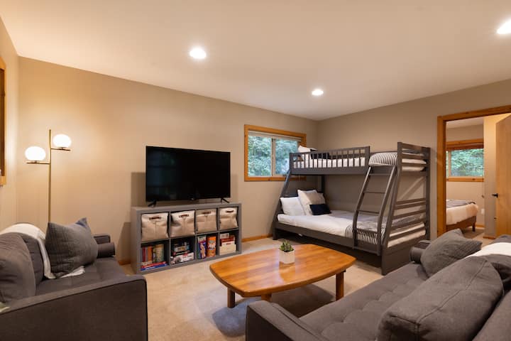 На горниот кат ќе најдете простор за одмор со паметен телевизор, игри и дополнителен брачен кревет (широк 150-179 см) над цел кревет на спрат за дополнителен простор за спиење.