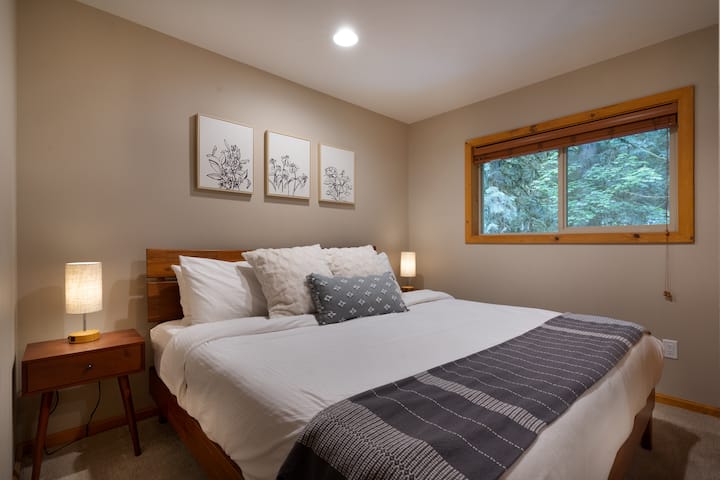 На горниот кат ќе најдете спална соба со удобен брачен кревет (широк 150-179 см)