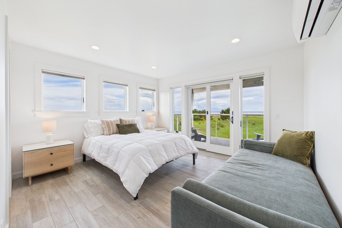 Spavaća soba na južnoj strani najljepša je!  Uz pripadajuću kupaonicu, bračni krevet i dnevni krevet, ima prozore na jugu i zapadu.  Klizna vrata otvaraju se izravno na platformu, a za hladna jutra na raspolaganju su gosti deblje pokrivače.