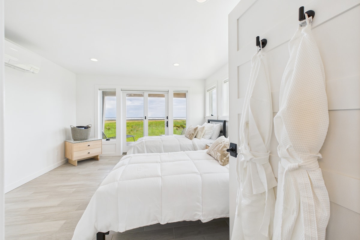 Naša sjeverna spavaća soba u skladu je s američkim Zakonom o Amerikancima s invaliditetom (ADA) i ima kupaonicu koja je također u skladu s tim zakonom.  Pristup terasi prilagođen za osobe s invaliditetom nalazi se na 3. katu.  Lift vas vodi od garaže do svih katova kuće!  Jeste li primijetili ogrtače na fotografiji?