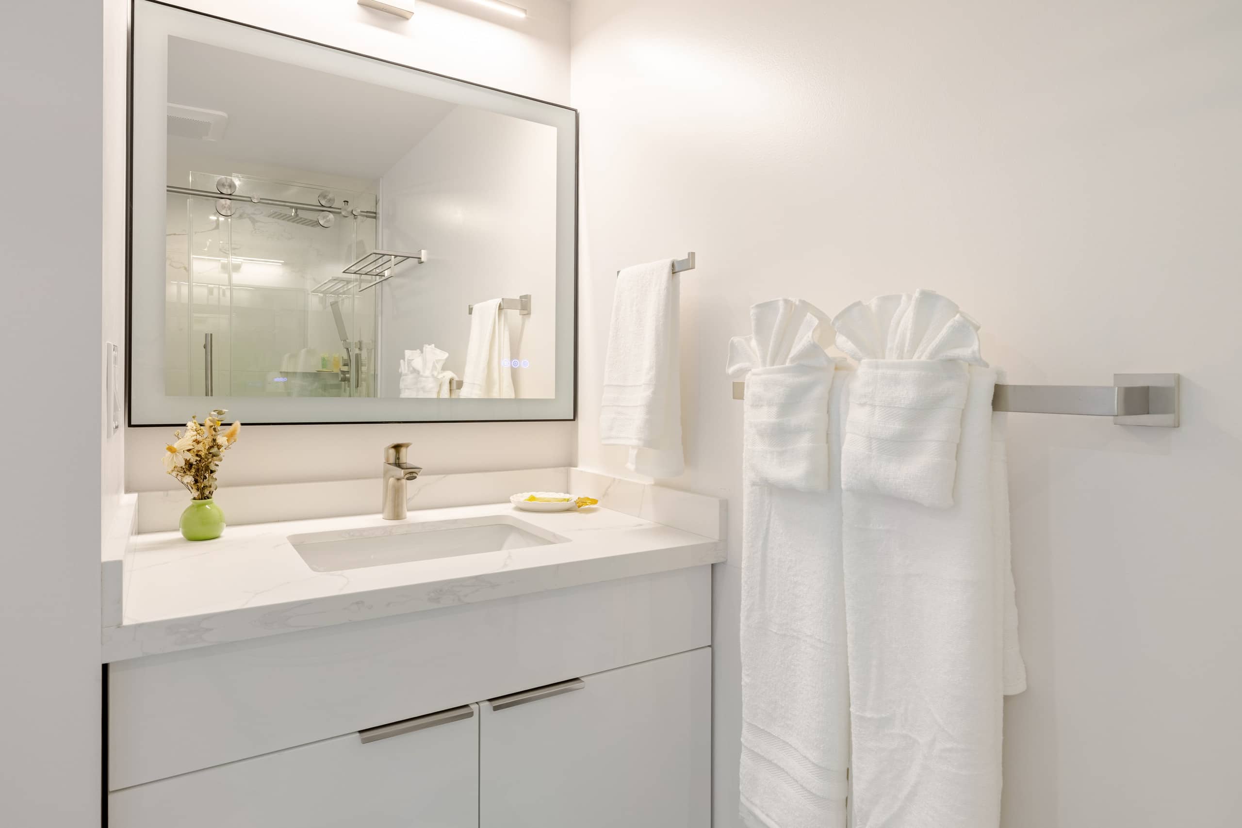 Condo in Honolulu · ★4.95 · 2 bedrooms · 4 beds · 2 private baths - Image 23