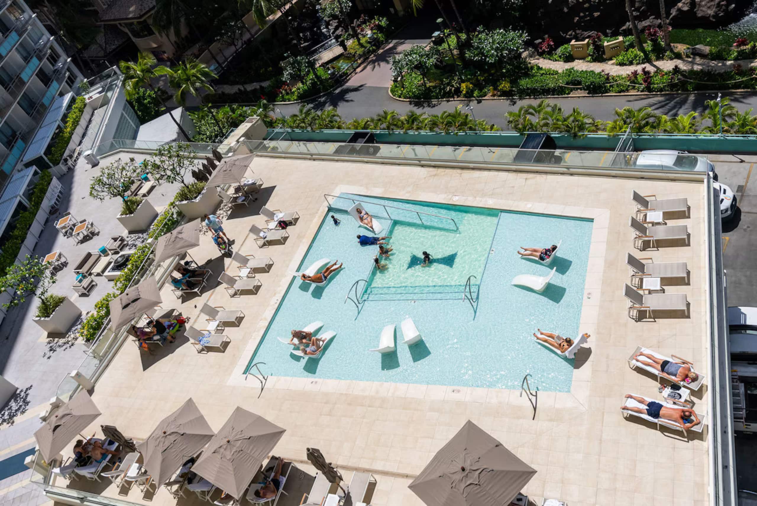 Condo in Honolulu · ★4.95 · 2 bedrooms · 4 beds · 2 private baths - Image 35
