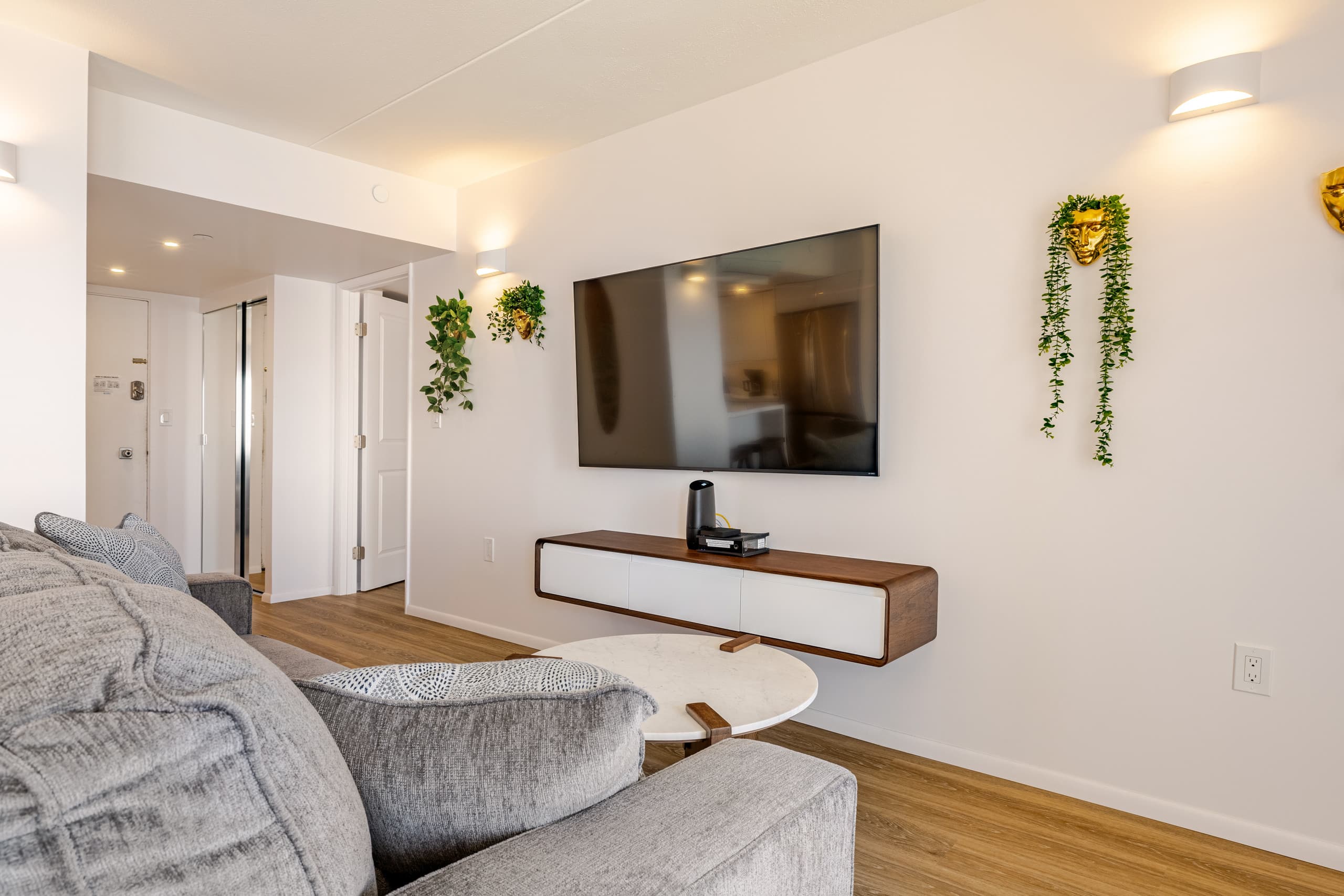 Condo in Honolulu · ★4.95 · 2 bedrooms · 4 beds · 2 private baths - Image 5