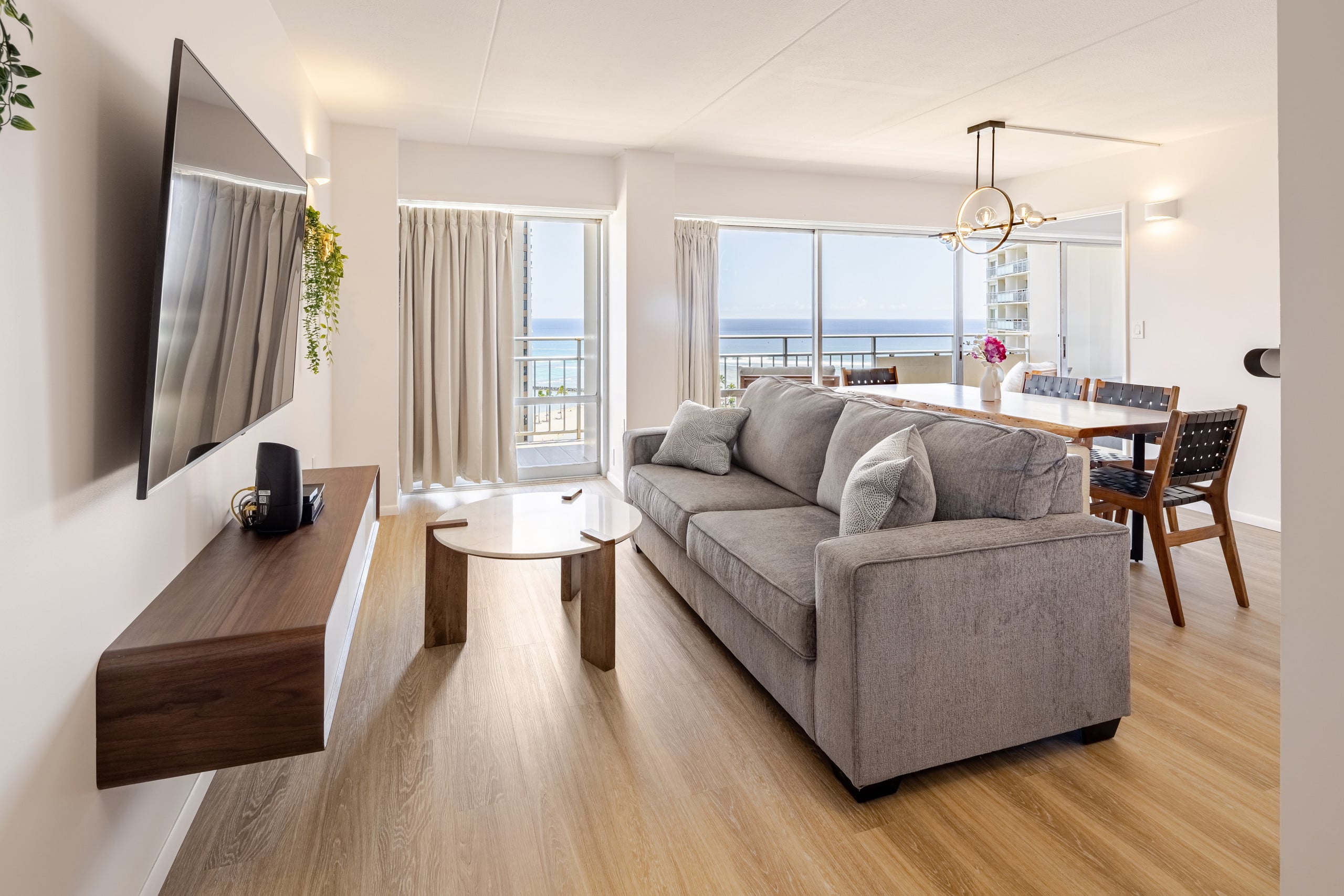 Condo in Honolulu · ★4.95 · 2 bedrooms · 4 beds · 2 private baths - Image 3