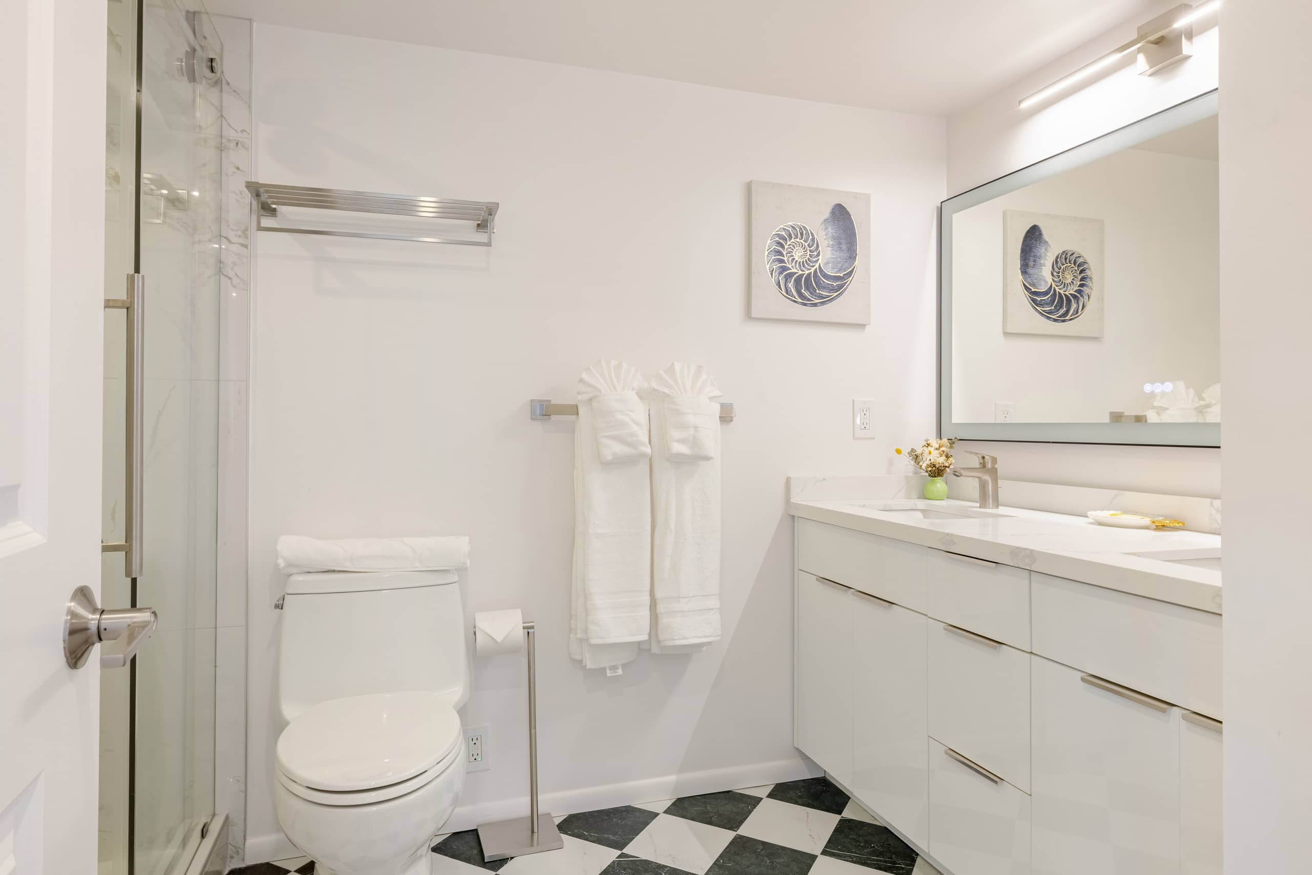 Condo in Honolulu · ★4.95 · 2 bedrooms · 4 beds · 2 private baths - Image 20