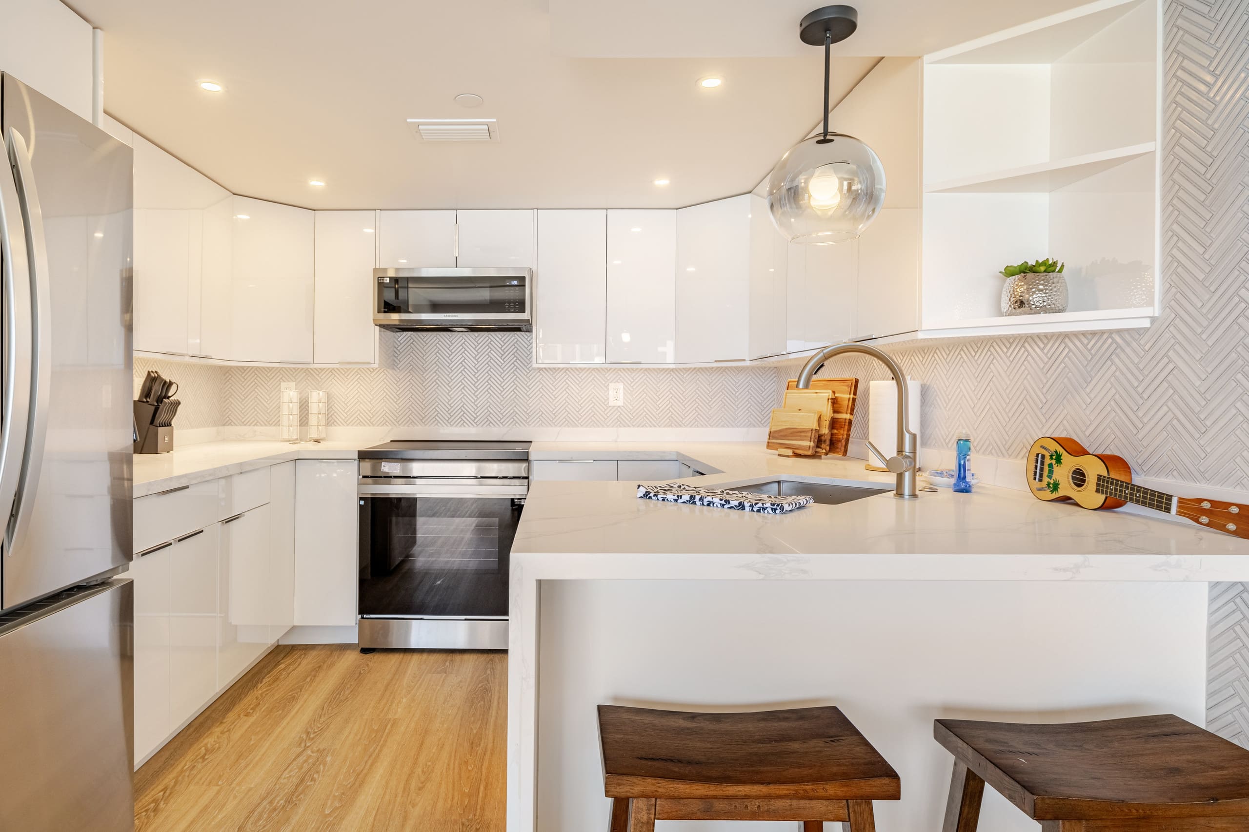 Condo in Honolulu · ★4.95 · 2 bedrooms · 4 beds · 2 private baths - Image 7