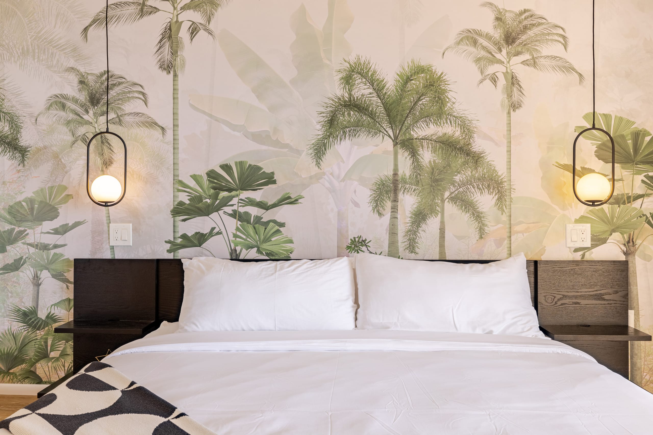 Condo in Honolulu · ★4.95 · 2 bedrooms · 4 beds · 2 private baths - Image 16