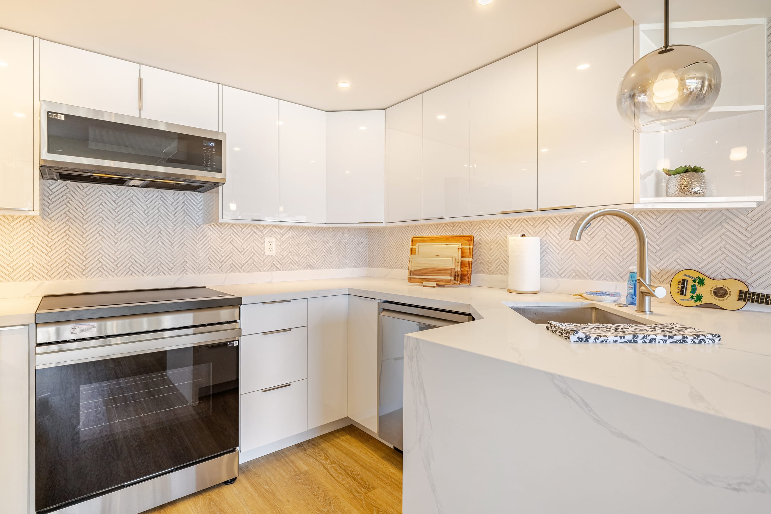 Condo in Honolulu · ★4.95 · 2 bedrooms · 4 beds · 2 private baths - Image 8
