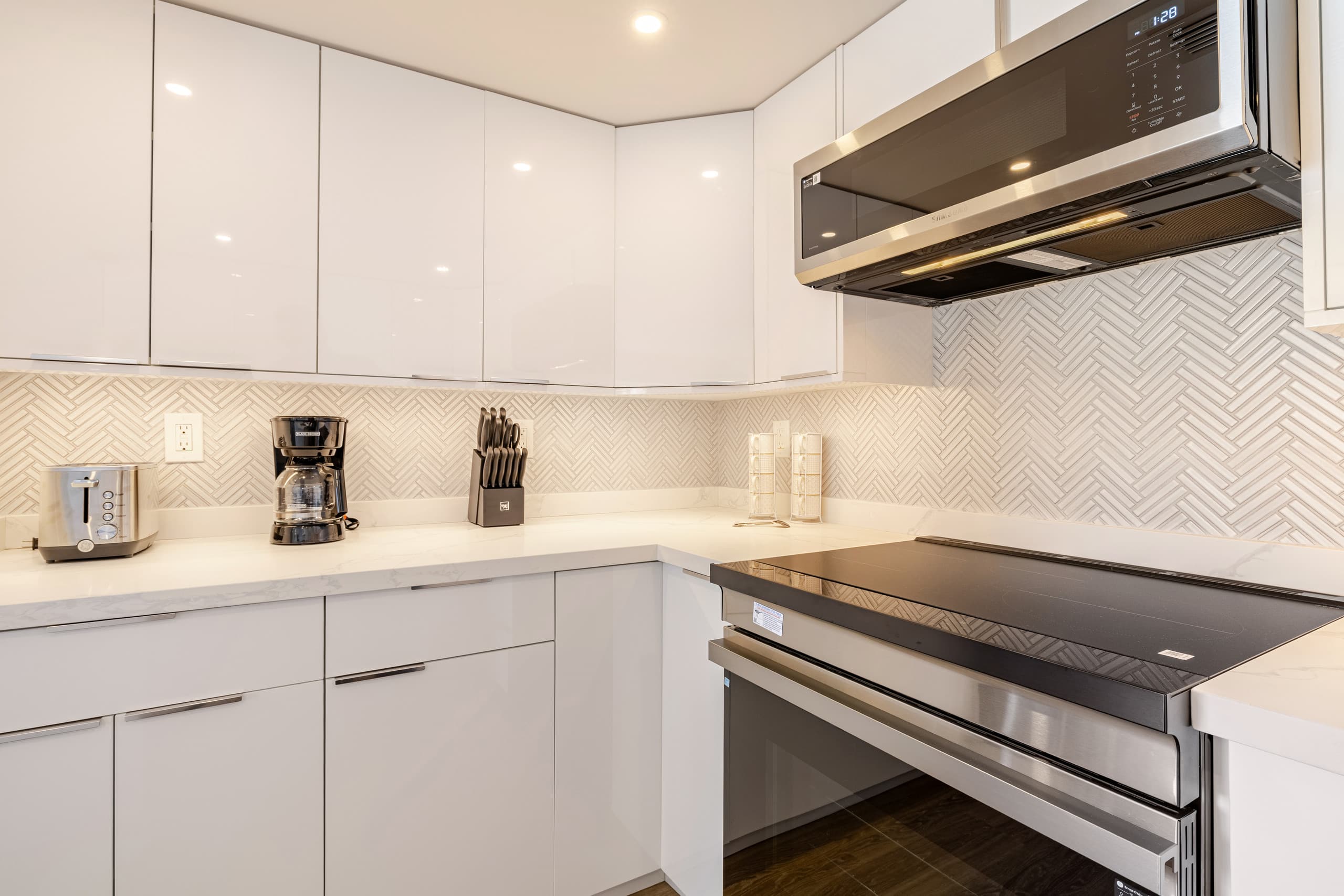 Condo in Honolulu · ★4.95 · 2 bedrooms · 4 beds · 2 private baths - Image 9