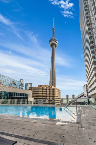 Stylish Rooftop Pool/CN Tower