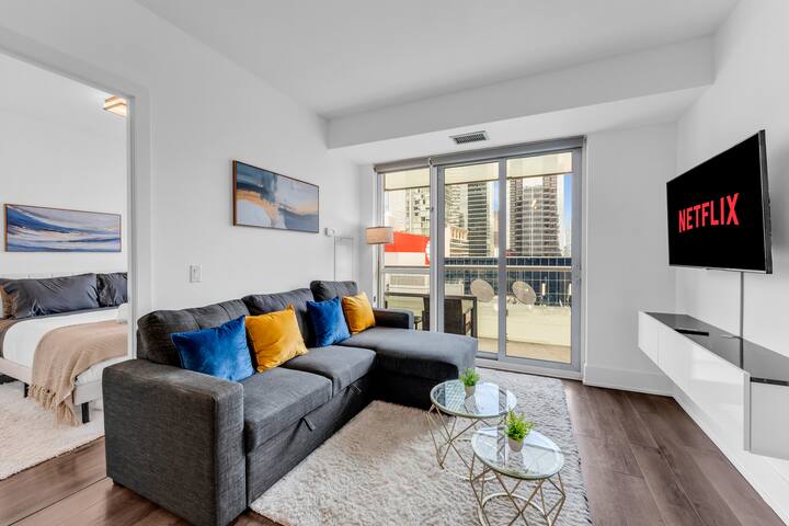 Stylish Rooftop Pool/CN Tower gallery image 3