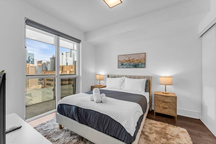 Stylish Rooftop Pool/CN Tower gallery image 2