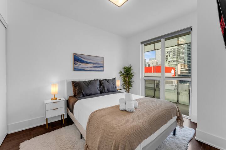 Stylish Rooftop Pool/CN Tower gallery image 4