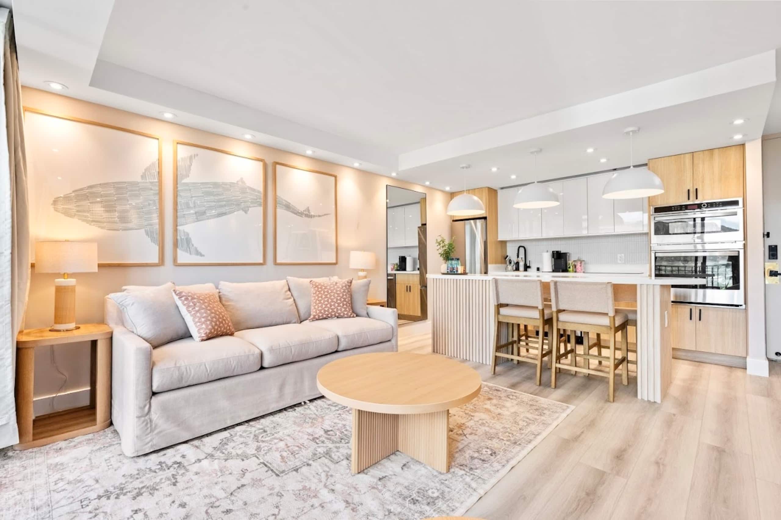 15FL-Upscale Chic Waikiki Banyan 1BR-Free Parking - Image 2