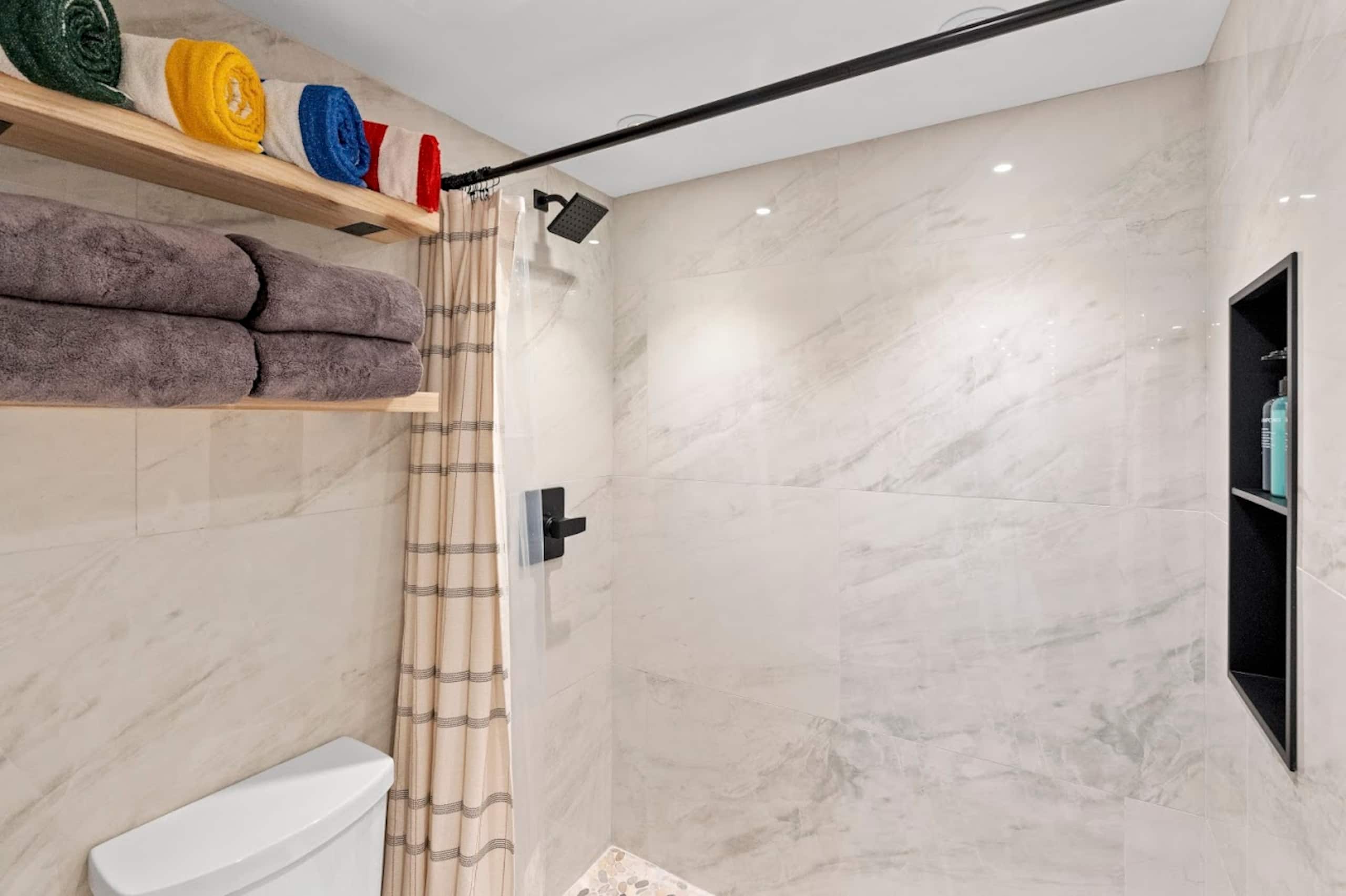 15FL-Upscale Chic Waikiki Banyan 1BR-Free Parking - Image 30