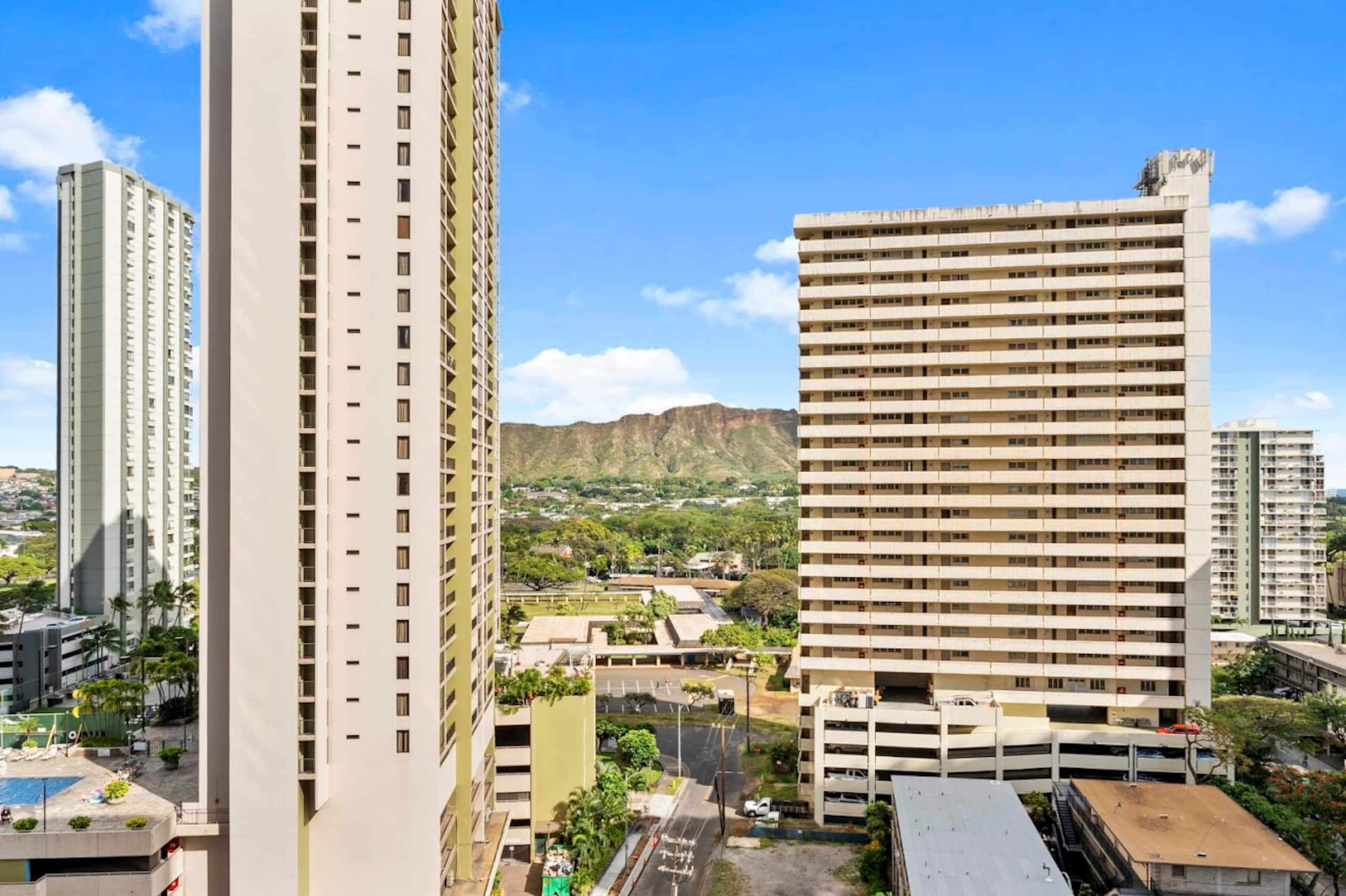 15FL-Upscale Chic Waikiki Banyan 1BR-Free Parking - Image 40