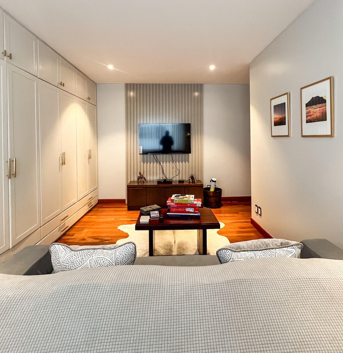 舒适的第三间卧室配有一张标准双人沙发床，可供额外房客或电影之夜使用，配有德克萨斯牛皮地毯和一张带人体工学弹力绳椅的书桌。 包括健身器材（瑜伽垫、瑜伽块、瑜伽带），非常适合您在住宿期间放松和保持活跃。