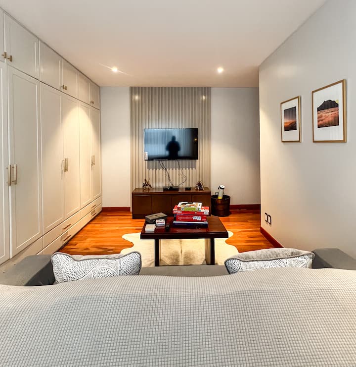 El acogedor tercer dormitorio tiene un sofá cama tamaño queen para invitados adicionales o noches de cine, alfombra de cuero de vaca de Texas y un escritorio de estudio con silla elástica ergonómica. Equipo de fitness (esterilla de yoga, bloque, bandas) incluido, perfecto tanto para relajarte como para mantenerte activo durante tu estancia.