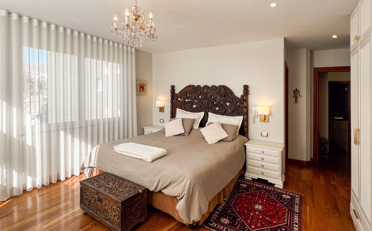 木制古董床头板和埃及豪华棉床单让您安然入睡。 设计优雅的床头柜提供了宽敞的储物空间。  薄窗帘和遮光帘。