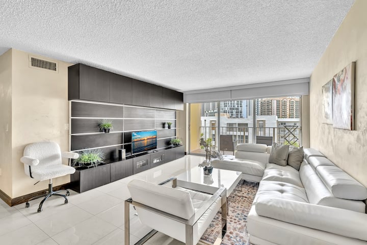 Beach Walk Huge 2 Bedroom W/ Free Parking +Balcony - Sunny Isles Beach