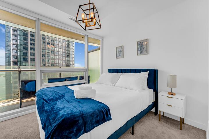 Modern 5Beds Lake View W/ Parking gallery image 5