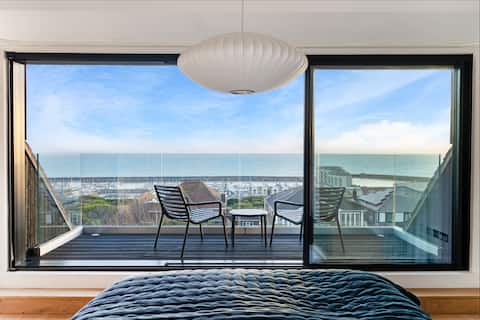 Luxury house, sea views, parking. Near marina.