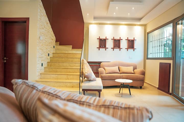 Zebdine Retreat: 3br/ Townhouse W/rooftop Pool - Lebanon