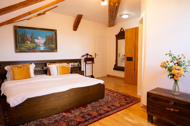 绅士客房经典优雅，配有加大双人床、丰富的木质细节和永恒的装饰。 专为舒适和安静而设计，是山区一日游后的理想休憩之所——精致、宁静、充满个性。