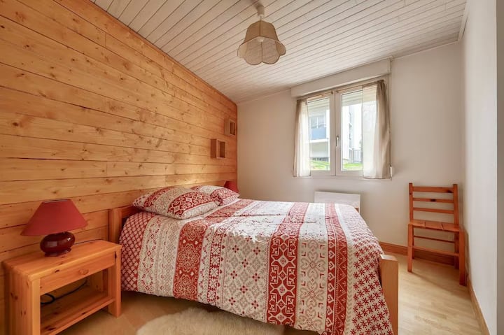 cama de 160 x 200 con somier y colchón a estrenar  Princess gran hotel *****
gran armario con estantes y armario
perchero de pared