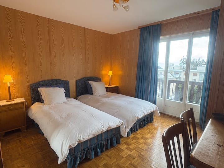 2 samostatné lôžka, ktoré môžu byť tiež spojené podľa výberu hostí, stôl.