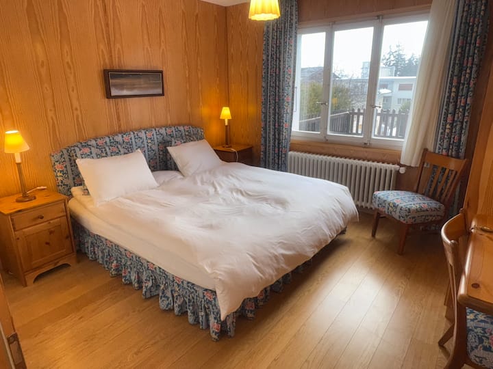 Menšia manželská posteľ a písací stôl