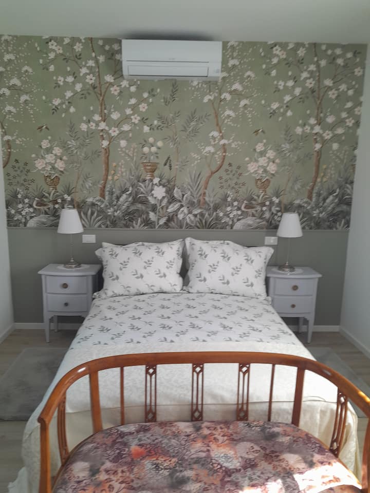 Spavaća soba s pogledom na vrt (2 prozora), vrata s bravom, zavjese za zamračivanje