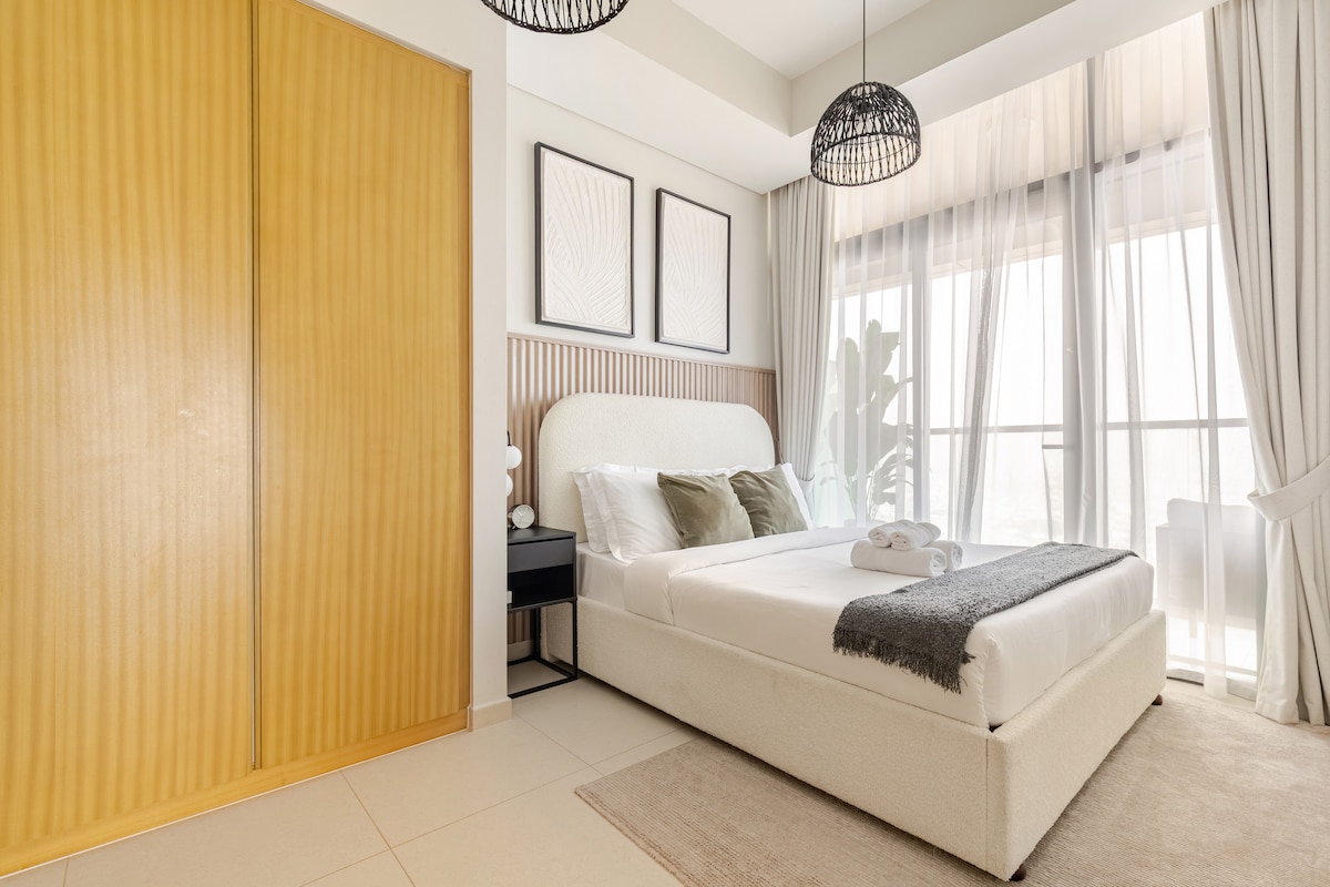 Comfortabele slaapkamers met queensize bedden 
Elke slaapkamer is ontworpen als een vredig toevluchtsoord na een drukke dag in de stad. Je vindt er gezellige queensize bedden met fris beddengoed, zachte kussens en dekbedden van hotelkwaliteit voor een goede nachtrust.