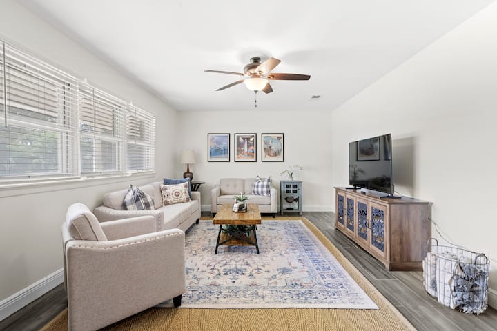 Pool & Hot Tub Retreat! | Sleeps 8 | Mins To Beach - Gulfport, MS