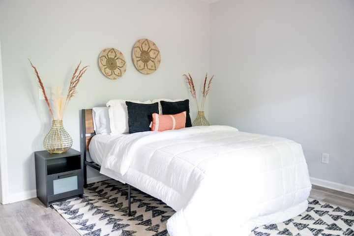 Საძინებლის ქვედა ნაწილი ცალკე შესასვლელით. 
(საწოლი 152 × 203 სმ)
Დამონტაჟებული ტელევიზორი
Სამუშაო მაგიდა 
Გასეირნება კარადაში 
Სრული სააბაზანო 