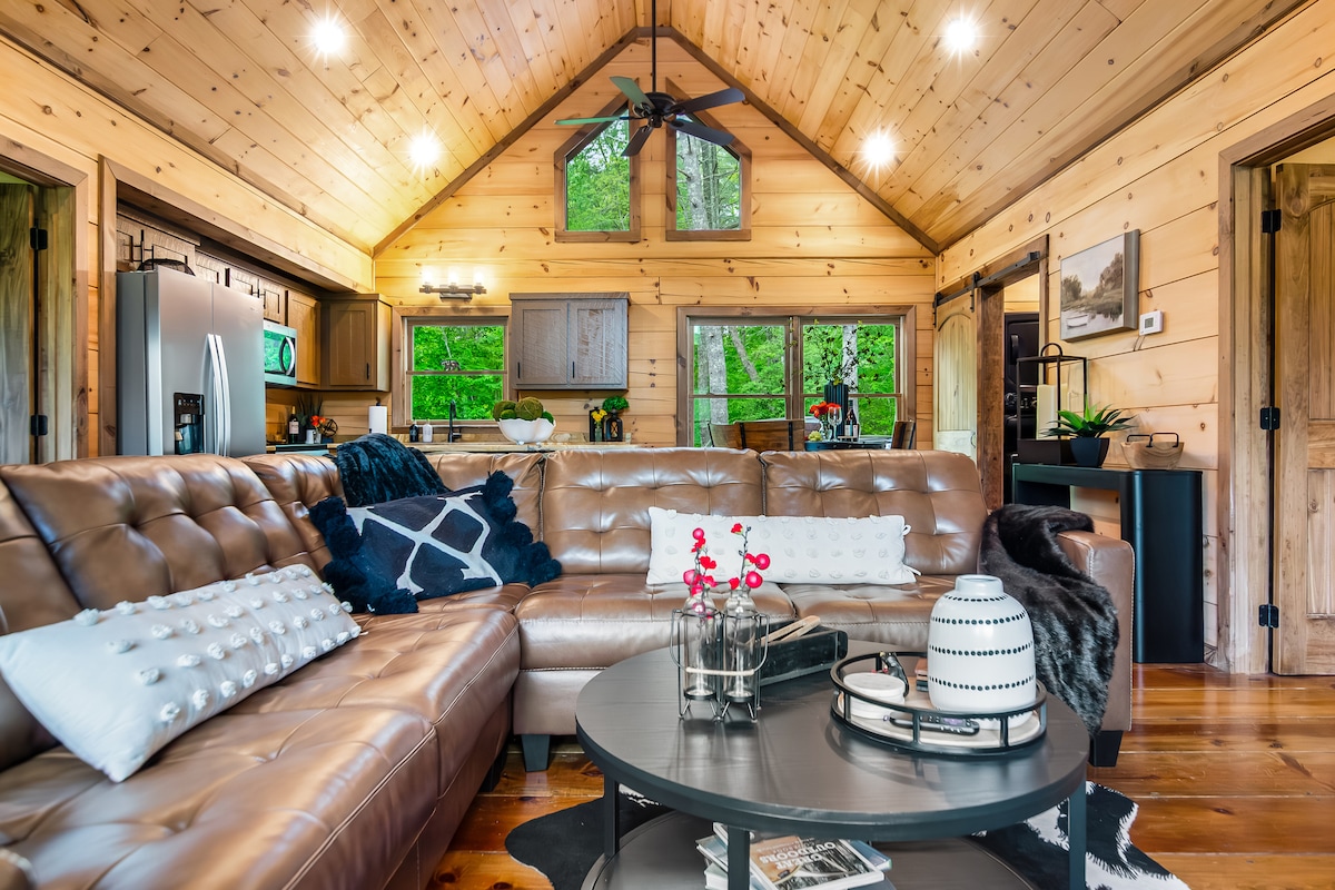 Living Room: Stylish leather seating and panoramic views await your relaxation! Enjoy the nature.