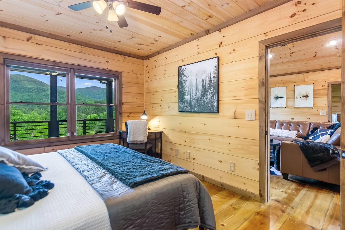 Mountain View Retreat: Inviting bedroom with stunning vistas and charming wooden accents!