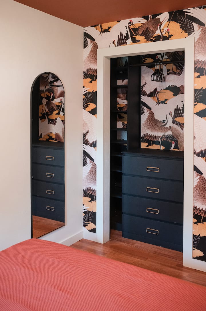 Dormitorio relajante con cama tamaño queen, con una decoración bonita y un amplio espacio de almacenamiento. Nos enorgullecemos de limpiar y lavar a fondo la ropa de cama para que no tengas que preocuparte por nada. 