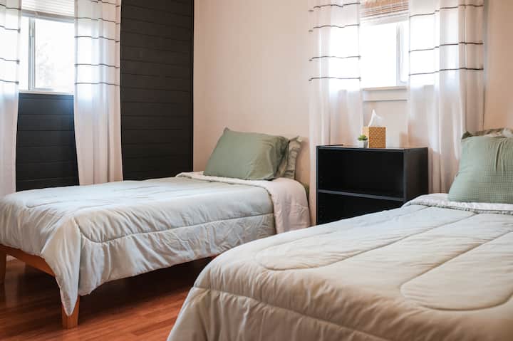 Dormitorio con dos camas individuales y amplio espacio de almacenamiento. El medio baño está adjunto. Nos enorgullecemos de limpiar y lavar a fondo la ropa de cama para que no tengas que preocuparte por nada. 