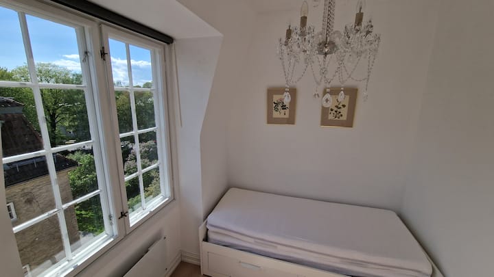 Pomoćni spavaća soba. Dnevni krevet može se proširiti na bračni krevet (160x200cm)