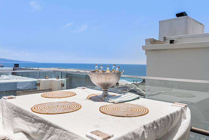 Expansive Home, Block to Beach w Views and Parking gallery image 3