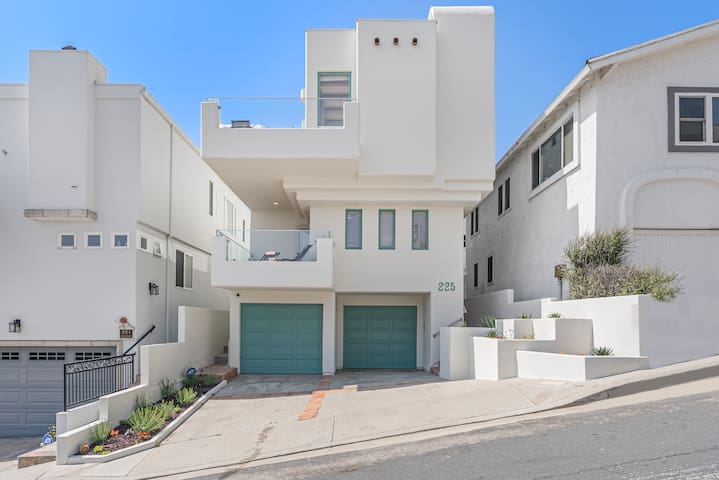 Expansive Home, Block to Beach w Views and Parking