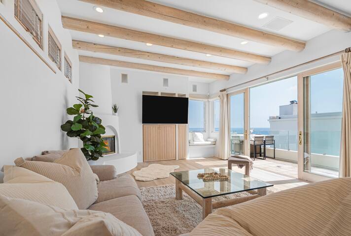 Expansive Home, Block to Beach w Views and Parking gallery image 5