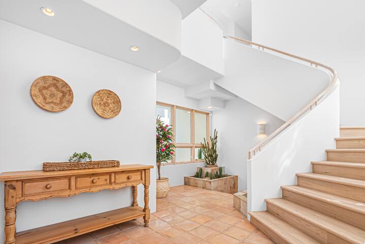 Expansive Home, Block to Beach w Views and Parking gallery image 2