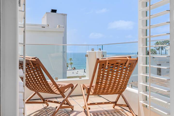 Expansive Home, Block to Beach w Views and Parking gallery image 4